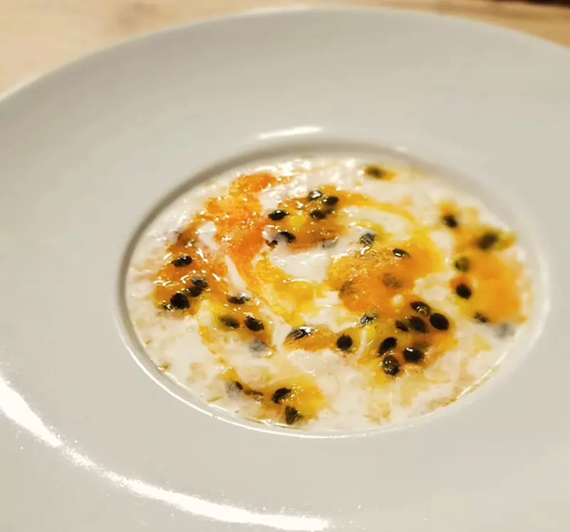 ARROZ CON LECHE DE COCO Y FRUTA DE LA PASIÓN